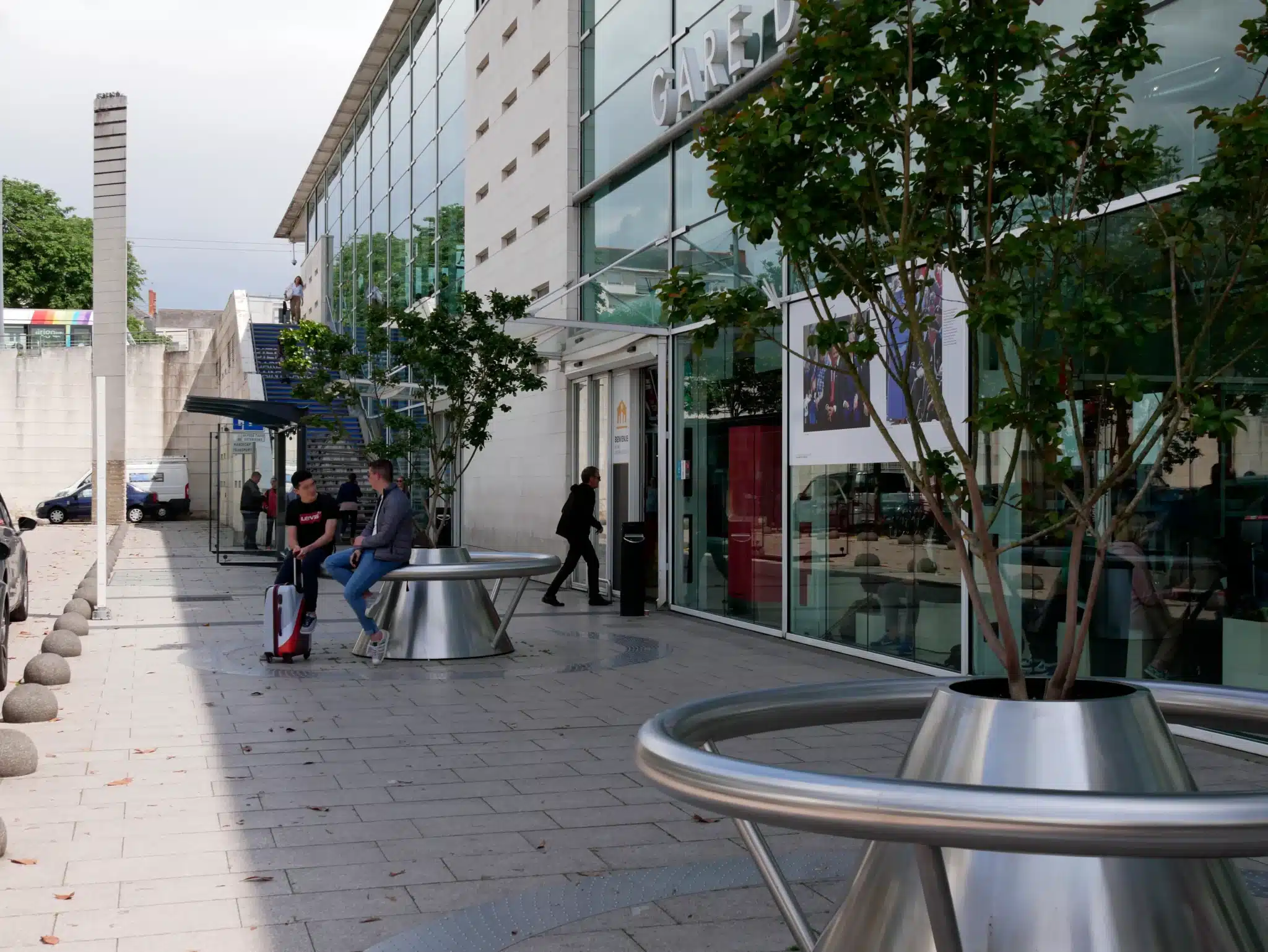 végétalisation de la gare d'angers, 2 assis-debouts en acier inoxydable vernis devant la gare d'angers