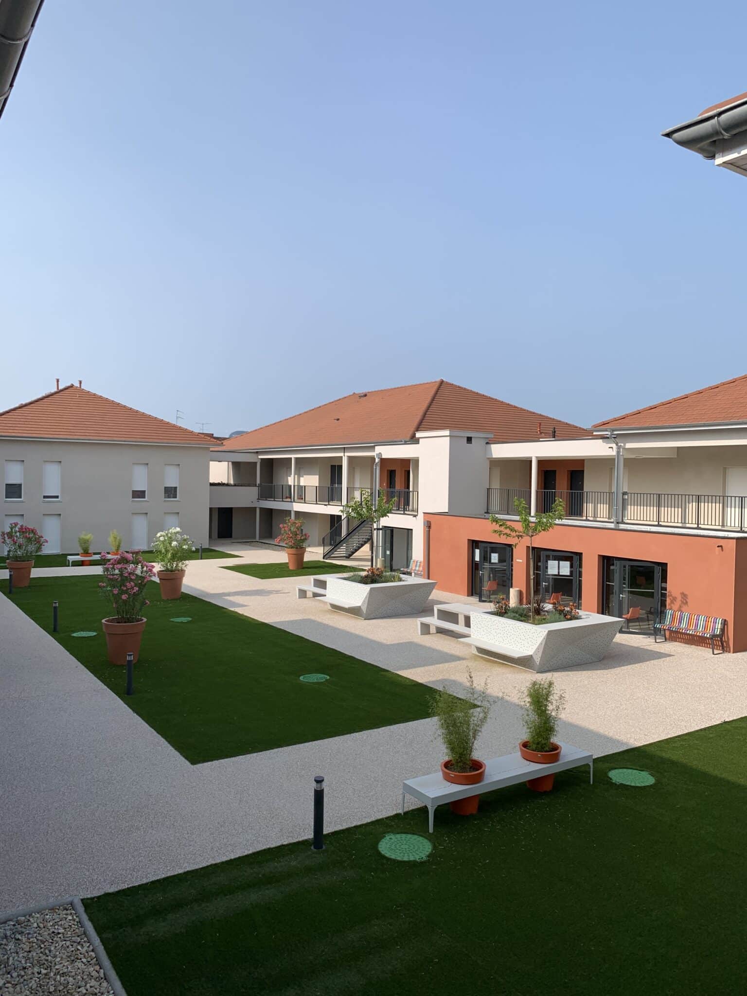 ATECH-Table-SUR-MESURE-AOSTE-38490(63) Aménagement et végétalisation d'une cour