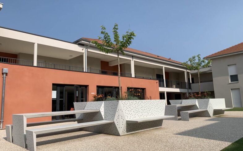 ATECH-Table-SUR-MESURE-AOSTE-38490(68) ATECH Table MOSAIQUE - Aménagement d'une cour