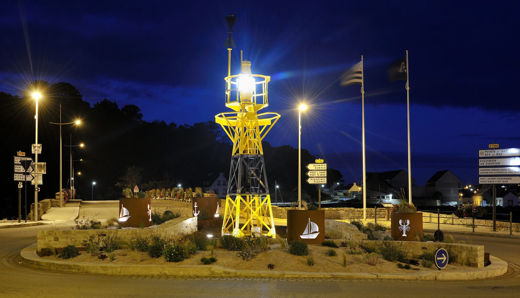 Audierne. septembre 2020. RP de la Libération Photo d'un rond point avec un phare jaune et noir créé par Atech