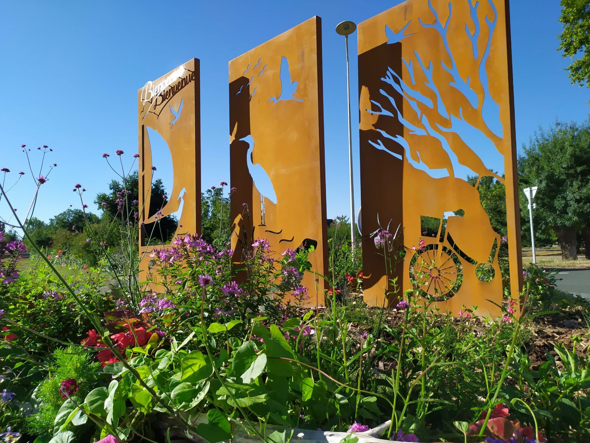 ATECH-Entree-de-ville-SUR-MESURE-corten-active-LA-MENITRE-49250 (4) Panneaux métalliques sur-mesure dans un cadre fleuri