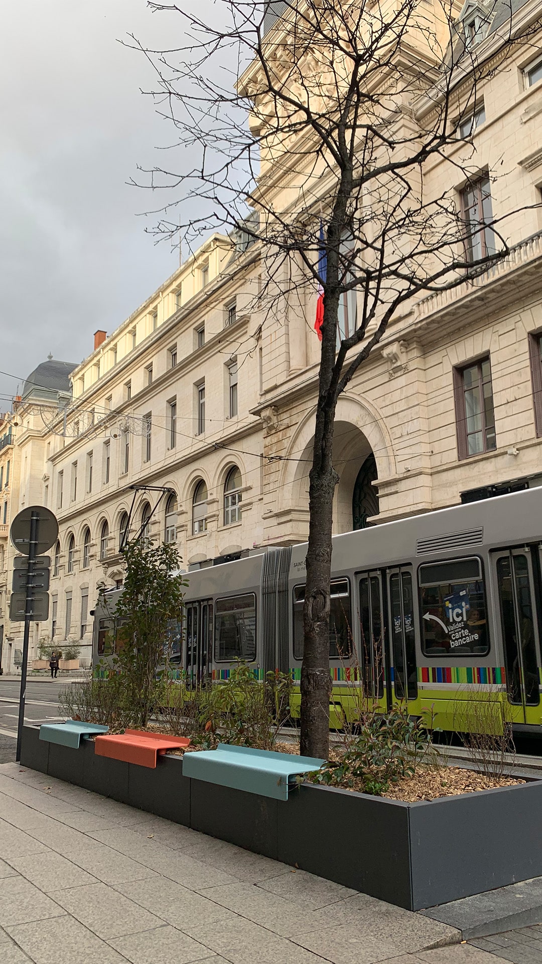 jardin urbain avec assises square