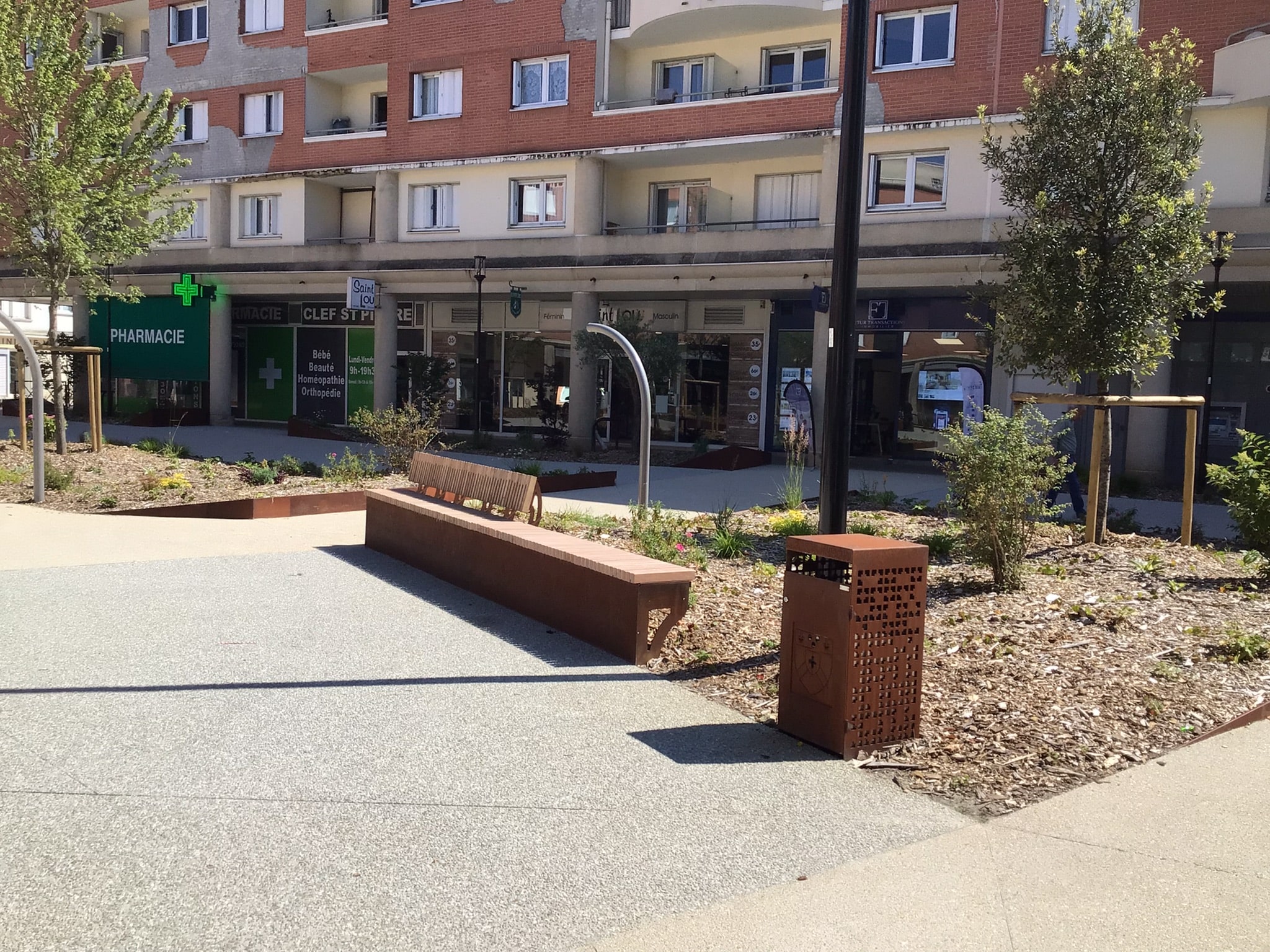 Poubelle de tri en corten avec découpe laser du logo, installée sur la place de Paris