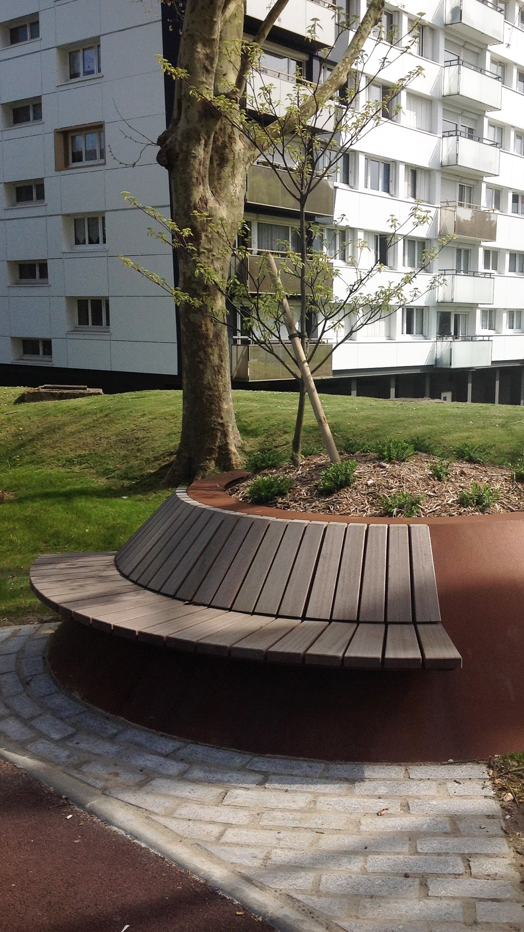 jardiniere urbaine sur mesure avec assise en acier corten a maromme