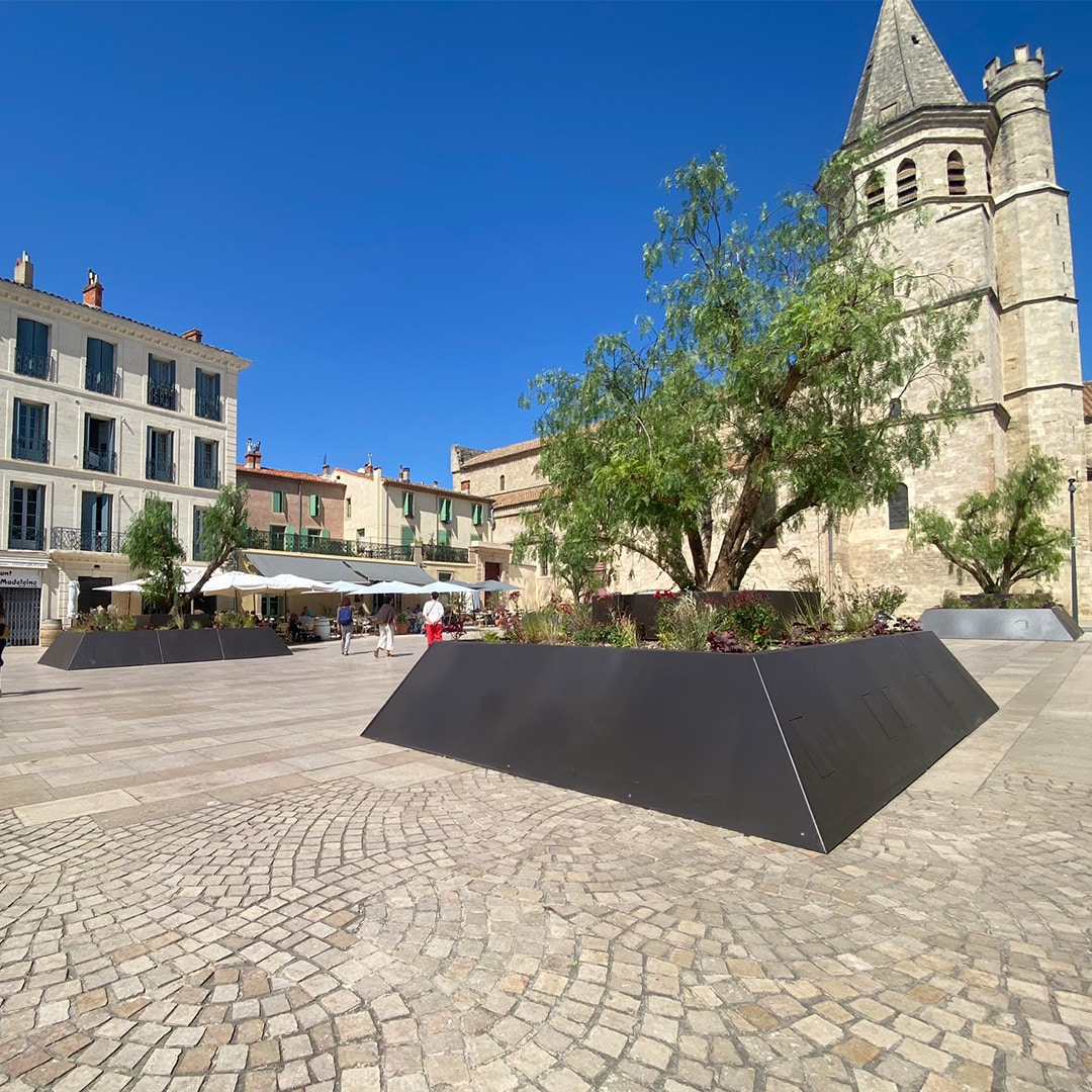 Mobile Pflanzkübel auf dem Platz Madeleine in Béziers