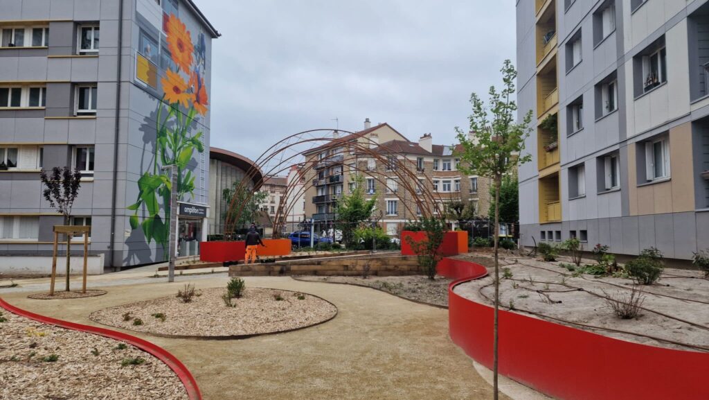 Einen begrünten und schattigen Bereich im Zentrum einer Wohnanlage schaffen