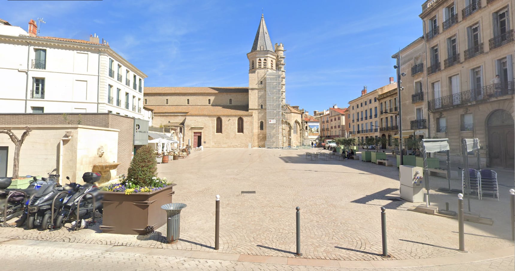 Mobile planters Place de la Madeleine in Béziers