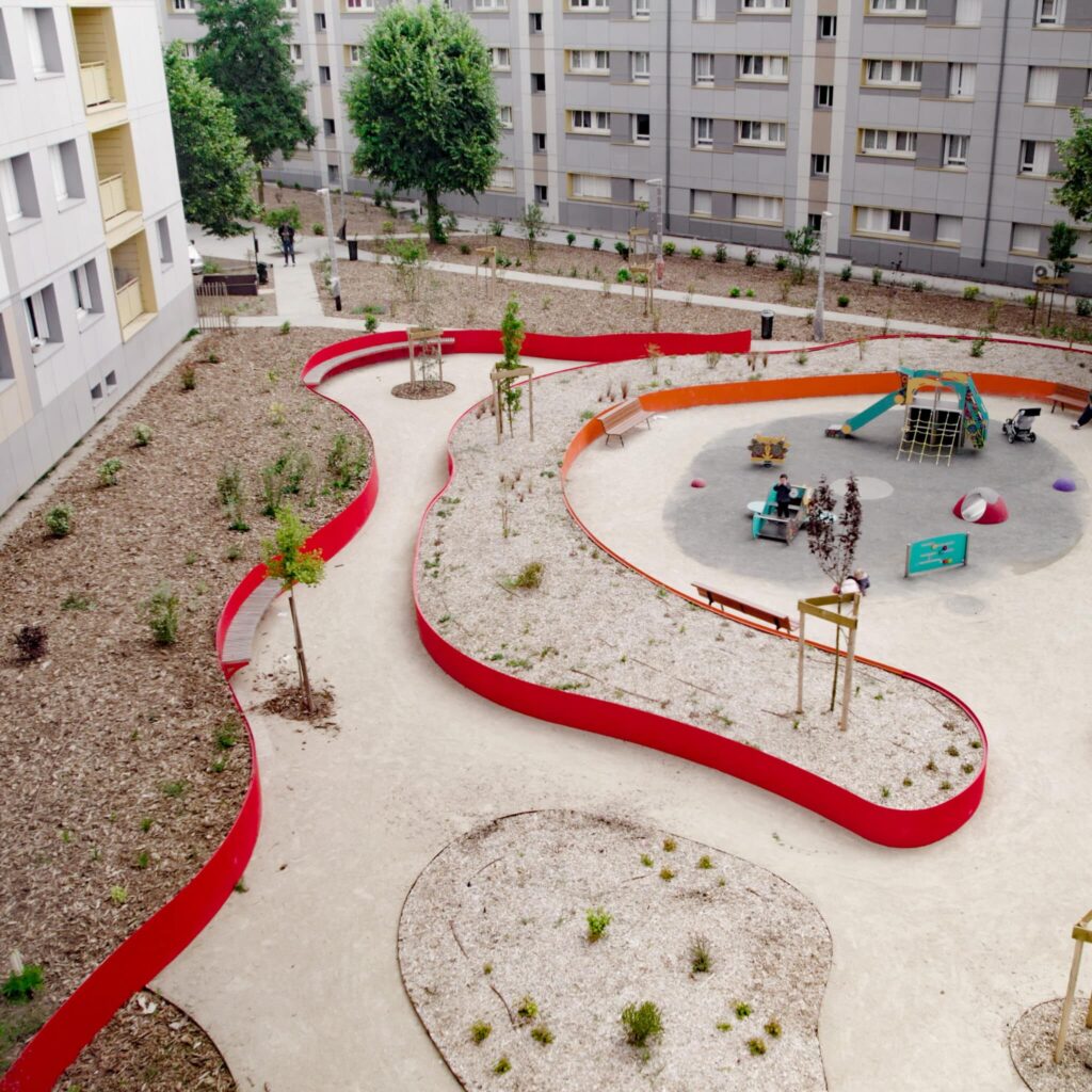 Einen begrünten und schattigen Bereich im Zentrum einer Wohnanlage schaffen