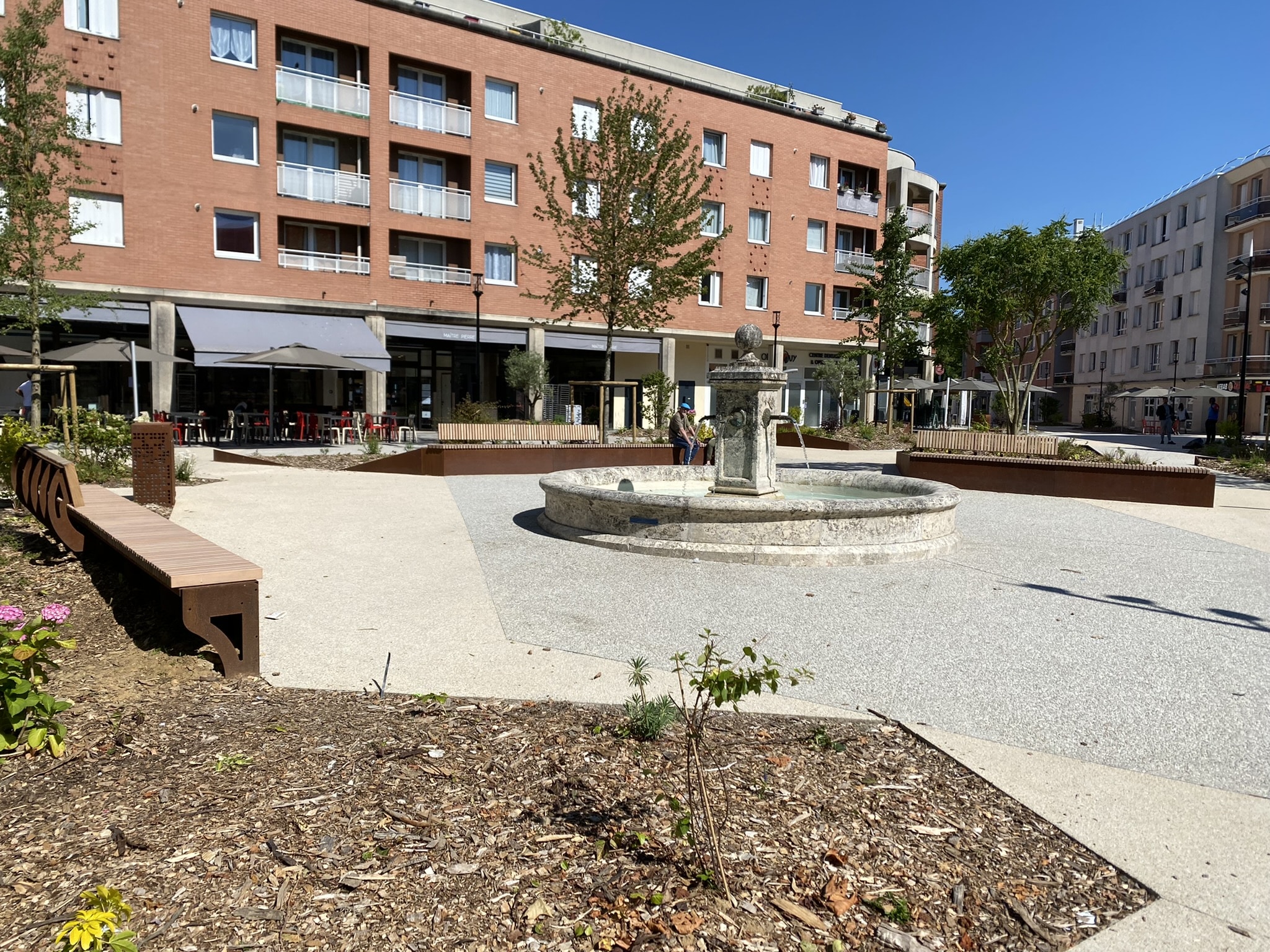 Städtebau mit Cortenstahl: Der neue Pariser Platz in Elancourt