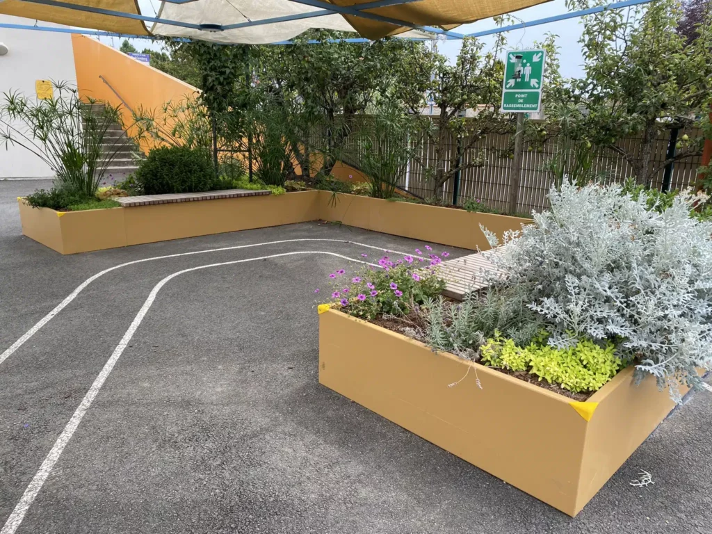Costières en aluminium pour végétaliser une cour d’école à Tours (1) Costieres en aluminium pour vegetaliser une cour decole a Tours 1
