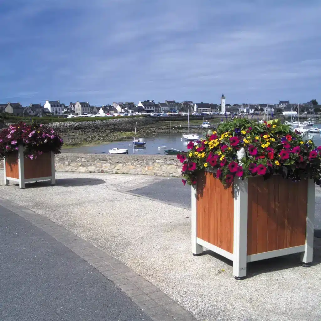 Berges urbaines aménagées avec mobilier et végétalisation par ATECH Berges urbaines aménagées avec mobilier et végétalisation par ATECH