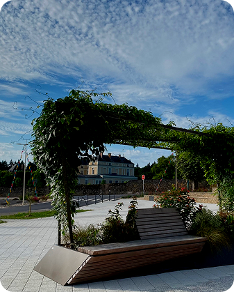 Ombri&egrave;res et pergolas sur un am&eacute;nagement urbain avec des v&eacute;g&eacute;taux